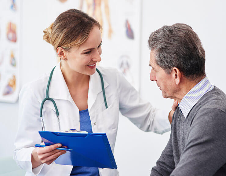Ärztin mit Patient